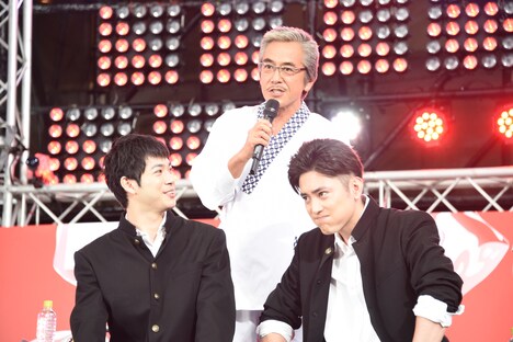 左から渡辺大知、寺島進、間宮祥太朗。