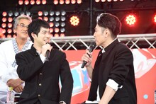 左から渡辺大知、間宮祥太朗。