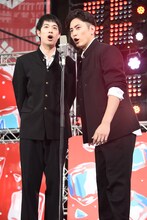 漫才を披露する渡辺大知（左）、間宮祥太朗（右）。