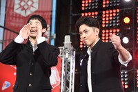漫才を披露する渡辺大知（左）、間宮祥太朗（右）。