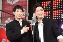 漫才を披露する渡辺大知（左）、間宮祥太朗（右）。