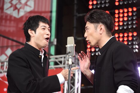 間宮祥太朗（右）にツッコミを入れる渡辺大知（左）。