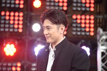 漫才中、付き合っているという設定の彼女を自分で演じる間宮祥太朗。