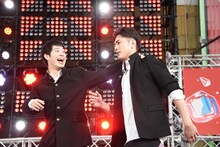 ステージを大きく使おうと端まで移動した間宮祥太朗（右）を連れ戻す渡辺大知（左）。