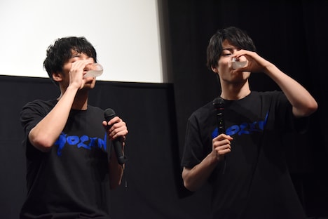 罰ゲームとしてセンブリ茶を飲む武田航平(左)と松村龍之介(右)。