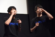 罰ゲームとしてセンブリ茶を飲む武田航平(左)と松村龍之介(右)。