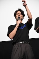 高田延彦の「出てこいや」風に早押しクイズに挑戦する観客を呼び込む小野塚勇人。