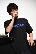 センブリ茶のあまりの苦さに顔を歪める武田航平。