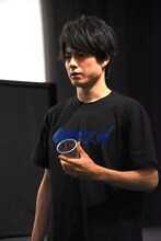 水を飲んだ直後に呆然とする松村龍之介。