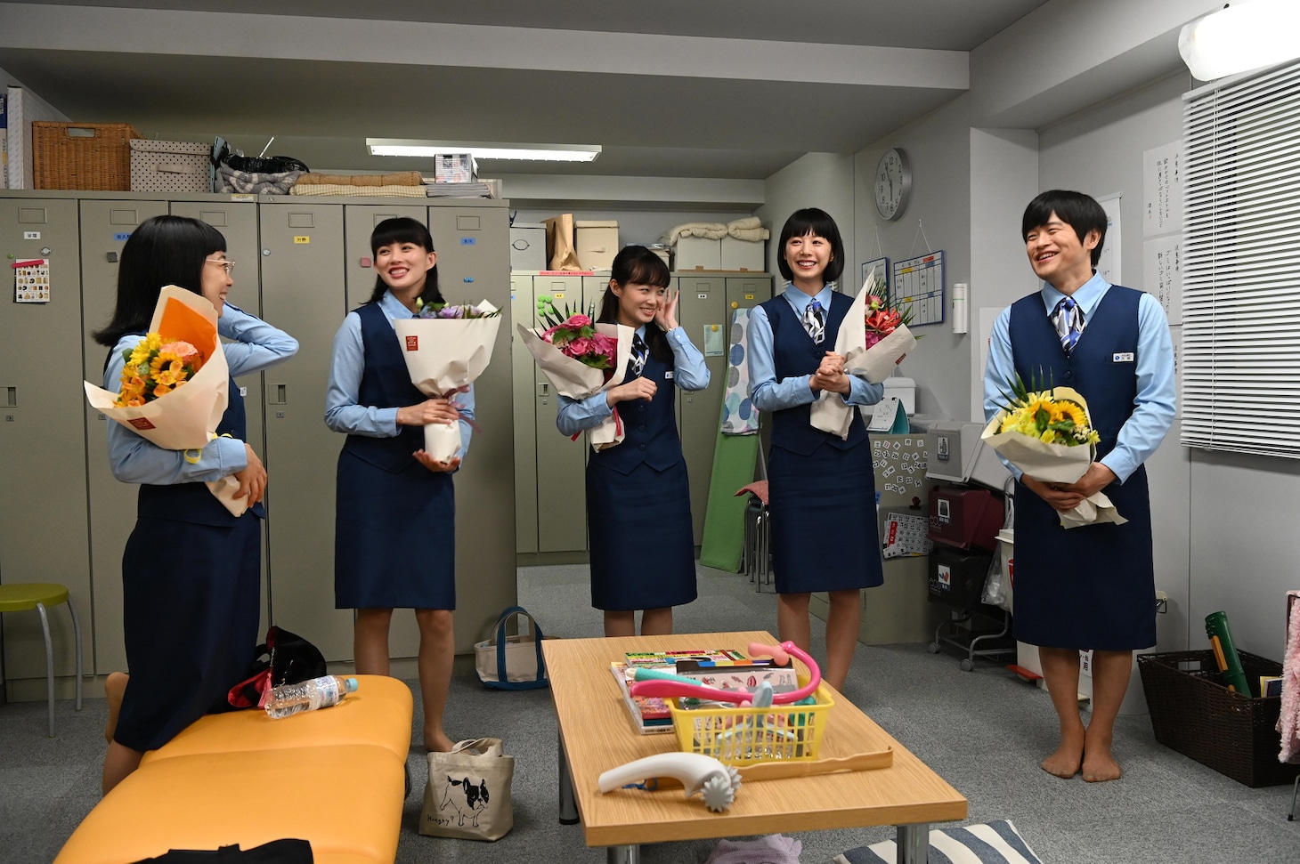左から山田真歩、臼田あさ美、佐藤玲、夏帆、バカリズム。