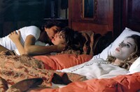 「ビヨンド・ザ・ダークネス / 嗜肉の愛」 (c)Euro Immobilfin Srl - Rome, Italy. Licensed by Variety Communications Srl - Rome, Italy. All Rights reserved.