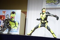 仮面ライダーゼロワン（右）