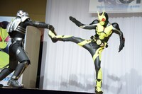 仮面ライダーゼロワン（右）