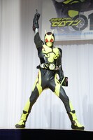 会見に登場した仮面ライダーゼロワン。