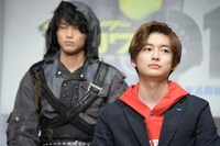 高橋文哉（右）