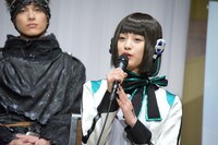 鶴嶋乃愛（右）