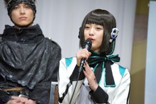 鶴嶋乃愛（右）