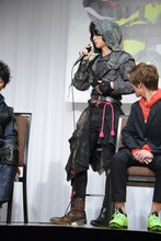 衣装がお気に入りだと話す中川大輔。