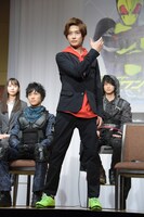 変身ポーズを披露する高橋文哉。