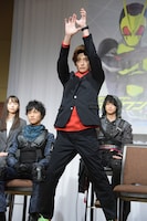 変身ポーズを披露する高橋文哉。