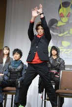 変身ポーズを披露する高橋文哉。