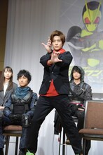 変身ポーズを披露する高橋文哉。