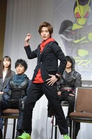 変身ポーズを披露する高橋文哉。