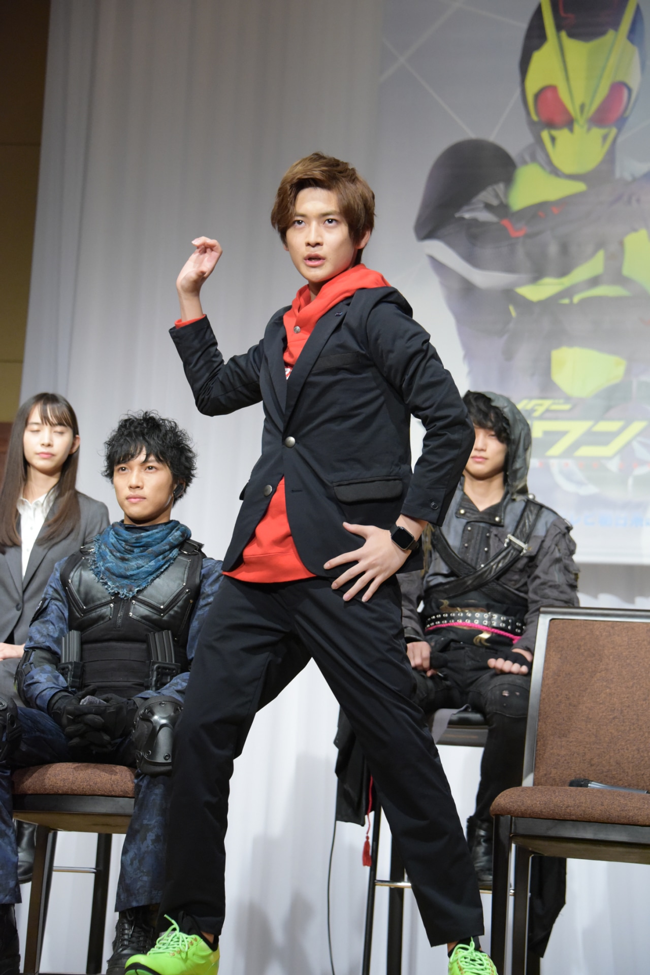 変身ポーズを披露する高橋文哉。