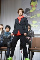 変身ポーズを披露する高橋文哉。