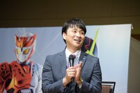 高橋文哉の変身ポーズを観て拍手する児嶋一哉。