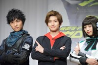 左から岡田龍太郎、高橋文哉、鶴嶋乃愛。