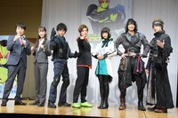 「仮面ライダーゼロワン」制作発表会見の様子。左から児嶋一哉、井桁弘恵、岡田龍太郎、高橋文哉、鶴嶋乃愛、中川大輔、砂川脩弥。