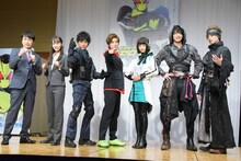 「仮面ライダーゼロワン」制作発表会見の様子。左から児嶋一哉、井桁弘恵、岡田龍太郎、高橋文哉、鶴嶋乃愛、中川大輔、砂川脩弥。