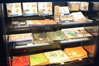 メインロビーのグッズ売り場。