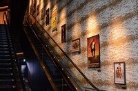 エスカレーターの壁面に飾られているポスター。