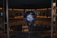 メインロビーの上部に設置されている、球体のオブジェクトに映像を投影した立体アート作品。