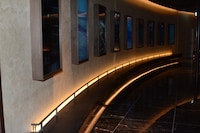 5階の壁に沿って備えられているベンチ。