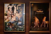 壁面に飾られているポスター。