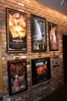 壁面に飾られているポスター。