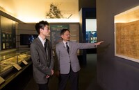 戸高一成氏（右）に案内されながら、大和ミュージアムを見学する菅田将暉（左）。