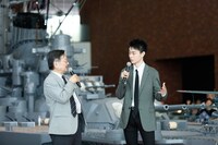 左から戸高一成氏、菅田将暉。