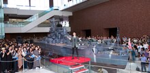 全長26m、10分の1スケールの戦艦大和の前で記念撮影をする菅田将暉（中央）。