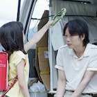 涙目の綾野剛に少女が花輪贈る、杉咲花、佐藤浩市も写す「楽園」新場面カット