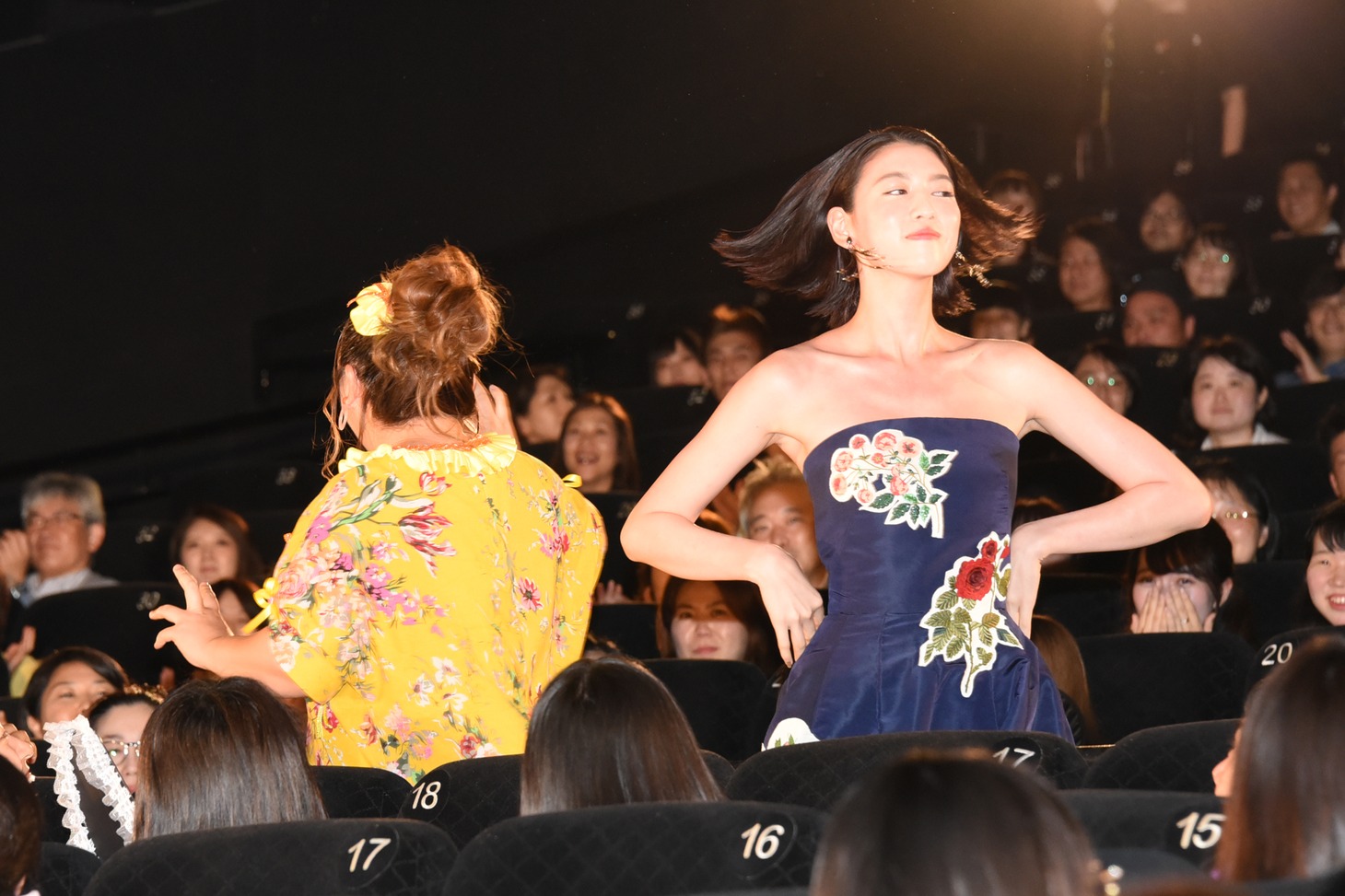 「狙いうち」を踊る三吉彩花（右）とやしろ優（左）。