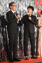 左から矢口史靖、ムロツヨシ。