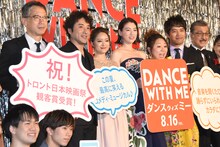「ダンスウィズミー」ジャパンプレミア試写会の様子。左から矢口史靖、ムロツヨシ、chay、三吉彩花、やしろ優、三浦貴大、宝田明。