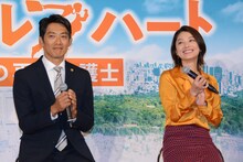 左から反町隆史、小池栄子。