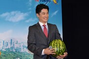 スイカを持つ堀井新太。