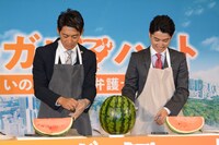 左から反町隆史、堀井新太。