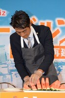 スイカを切り分ける反町隆史。